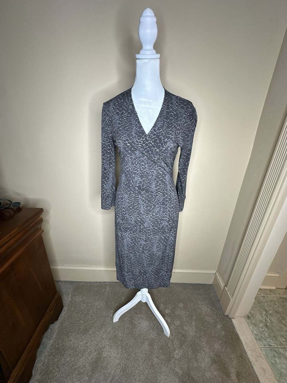 Kenneth Cole New York Wrap Dress Size M Gray Animal Print Long Sleeve Midi